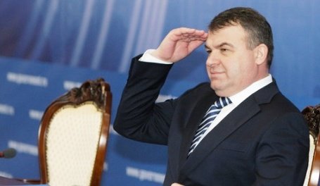  Министр Сердюков отдает честь