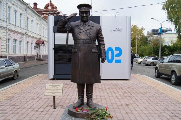 Памятник честному гаишнику в Томске