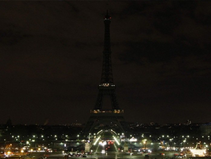 Час Земли в Париже
